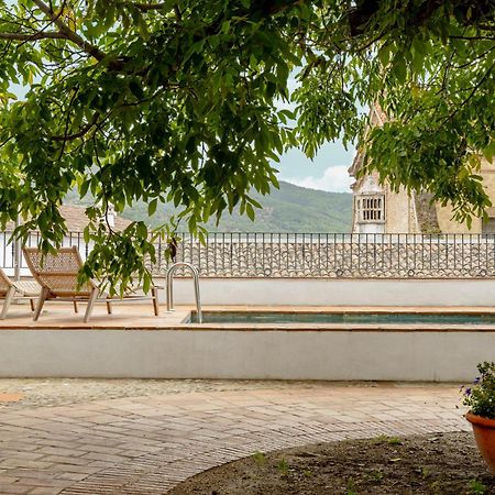 Apartamentos Turisticos El Patio Del Nogal Guadalupe  Eksteriør billede