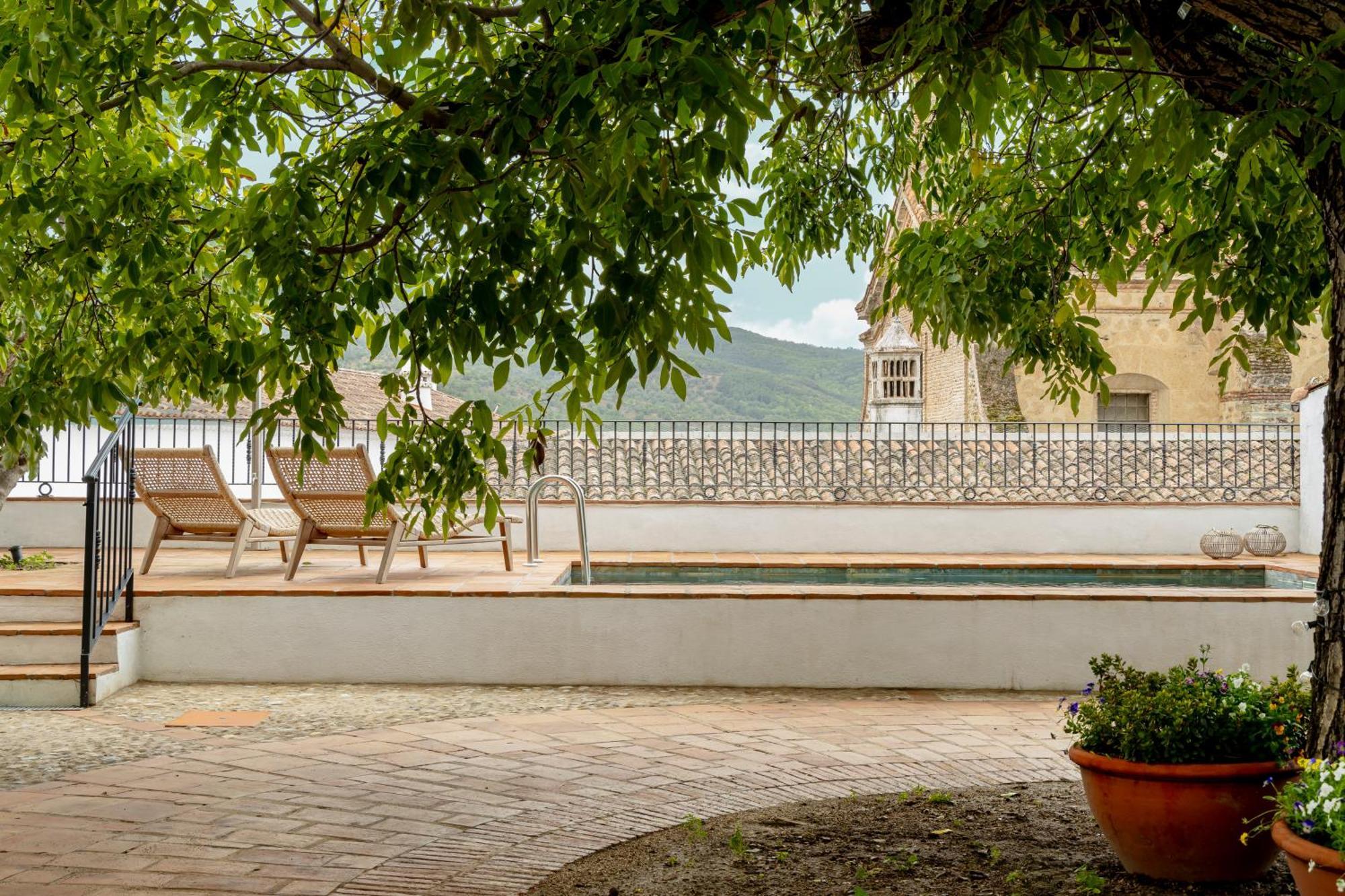 Apartamentos Turisticos El Patio Del Nogal Guadalupe  Eksteriør billede