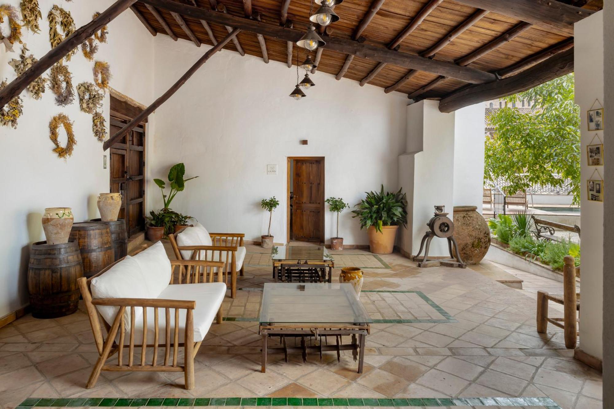 Apartamentos Turisticos El Patio Del Nogal Guadalupe  Eksteriør billede