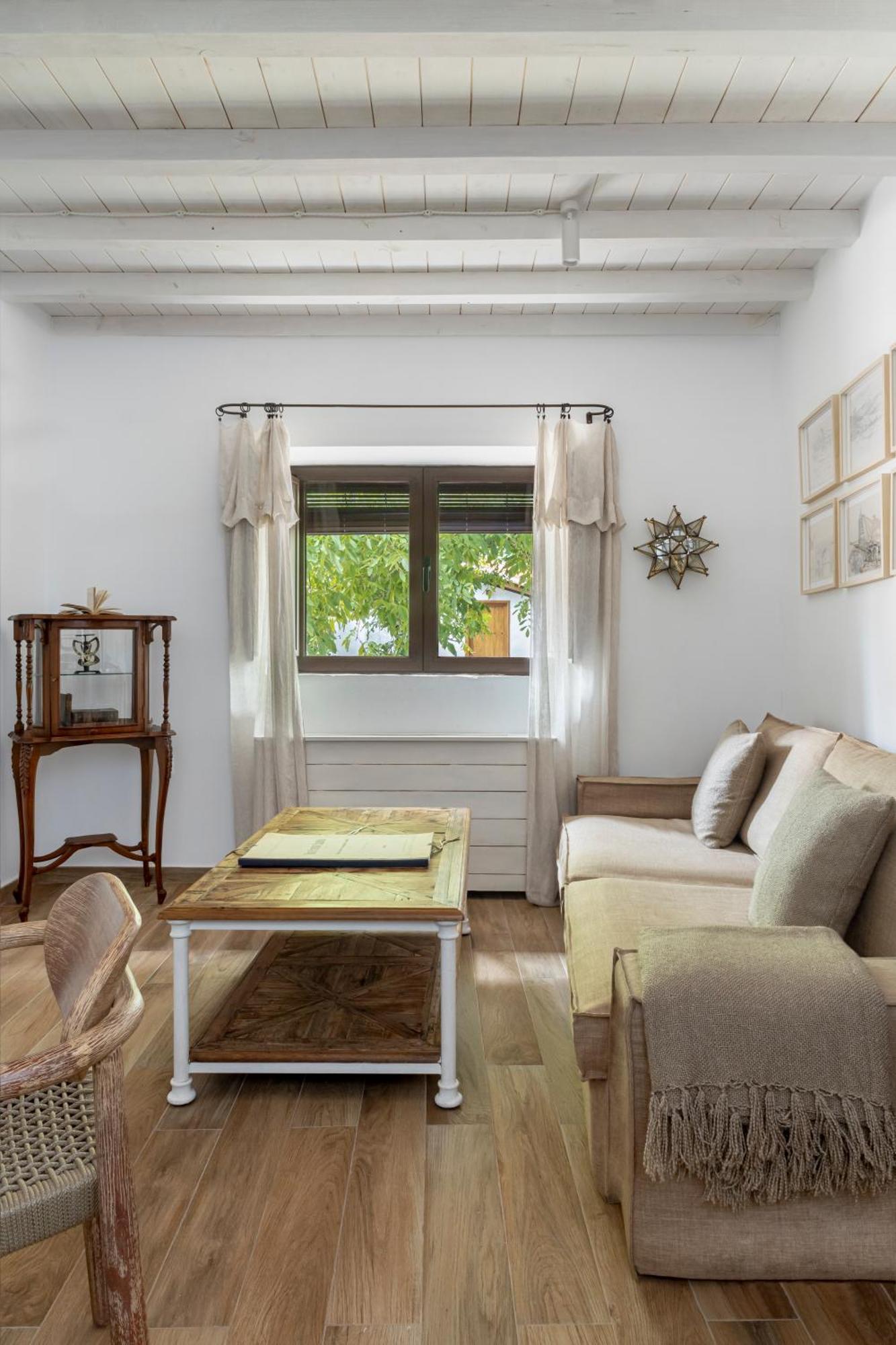 Apartamentos Turisticos El Patio Del Nogal Guadalupe  Eksteriør billede